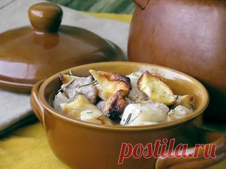 Картошка с мясом и сушёными яблоками в горшочке 

Сушёные яблоки при запекании приобретают подкопчёный привкус, а сливки дают жирный ароматный соус, который так вкусно вымакивать кусочком хлеба.Вам потребуется:500 грамм свинины (например, лопатка)4…