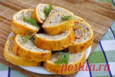 Куриный рулет.
Это не просто куриный рулет, это наивкуснейший куриный рулет!
А какой он сочный! Вкусен как в горячем так и в холодном виде, но считается холодной закуской.