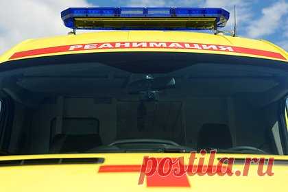 Бездомный упал с высоты на коляску с ребенком в центре Москвы. В Москве ребенок получил сотрясение мозга, черепно-мозговую травму и ушиб брюшной полости из-за падения на него бездомного, сорвавшегося с парапета. Женщина с коляской шла по подземному переходу в то время, когда на коляску упал мужчина, находившийся в состоянии опьянения.