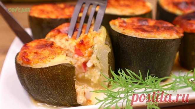 Фаршируем кабачки практически самими кабачками (минимальным набором ингредиентов), на скорую руку... Кабачки по этому рецепту получатся сочными и много ингредиентов не нужно.