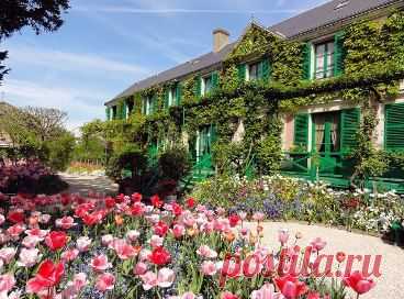 Живерни (Giverny) – красивая небольшая деревня, которая расположена на границе между Руаном и Парижем. На территории Живерни есть дом-музей  Клода Моне, и прилегающий к нему чудесный сад, в котором художник написал не одну свою картину. Метр приехал сюда в 1883 году и был сражён наповал красотой этого живописного места.   дал волю своей фантазии и сотворил необычный цветник, в котором все виды цветов высаживались в шахматном или мозаичном порядке.