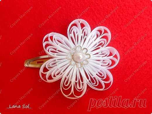 Лепесток из атласной ленты

Для работы нам потребуются:

- ленточка шириной 0,6 мм,
- клей,
- ножни,
- зажигалка,
- бусинка для декора серединки.