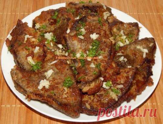 Очень мягкая ,нежная печень с ароматом чеснока и красивой корочкой. Можно подать с гарниром, годится и для бутерброда ) 
 
Печень (на фото говяжья ) - 500 гр 
Яйцо- 1 крупное 
Крахмал- 1 столовая ложка 
Соль ,перец 
Масло- для жарки 
Чеснок,зелень 
 
Печень очистить от плёнки и нарезать тонкими пластинками . 
Взбить вилкой яйцо с добавлением соли ,перца и крахмала . 
Этой смесью залить печень ,перемешать и оставить не меньше чем на 40 минут .Я оставляю на ночь . 
 
Сковороду с маслом хорошо разо