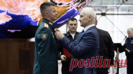 Белоусов вручил медали «Золотая Звезда» отличившимся участникам СВО. Торжественная церемония награждения отличившихся участников специальной военной операции состоялась в Национальном центре управления обороной России. Министр обороны Андрей Белоусов вручил военнослужащим медали «Золотая Звезда». Читать далее