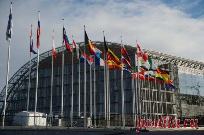 США предлагают передать Украине российские активы несколькими траншами. Американская сторона призвала передавать киевскому режиму заблокированные активы РФ через Всемирный банк или Европейский банк реконструкции и развития (ЕБРР).