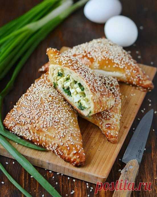 ​Пирожки с зеленым луком и яйцом