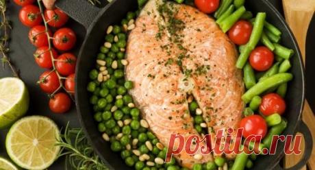 20 вариантов правильного белкового ужина 
Сохрани себе! 
1. Обычный омлет из смеси белков яиц и молока, несколько свежих помидоров или горсть любых замороженных овощей, например, зеленую фасоль 
2. Куриное филе на гриле, предварительно замаринованное в лимонном соке со специями, с салатом из любых овощей. 
3. Треска, лосось или любая другая рыба на пару, с гарниром из овощей 
4. Крольчатина, запеченная в фольге в духовом шкафу, с салатом из помидоров 
5. Отваренный бурый рис с морепродуктами и