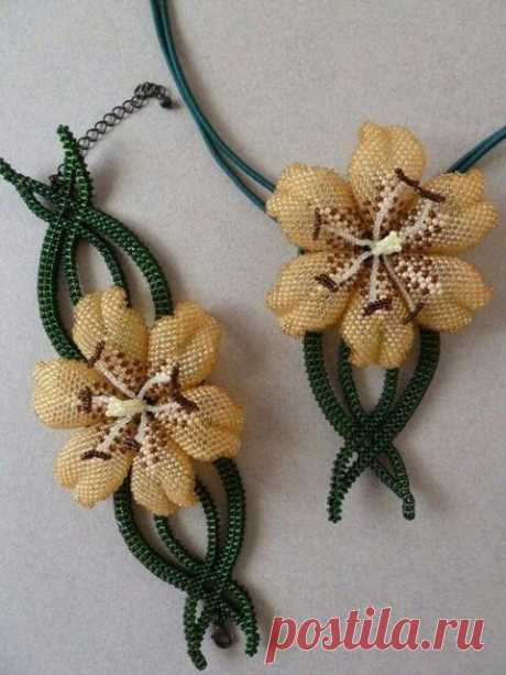 Galyna GallaMG приколол(а) это к доске Beaded flowers