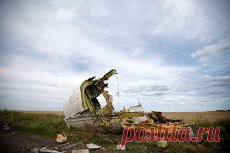Гаагский суд назвал виновных в катастрофе с рейсом MH17 в Донбассе. Гаагский суд считает, что бывший министр обороны ДНР Игорь Гиркин (Стрелков) и двое его подчиненных — Сергей Дубинский и Леонид Харченко — виновны в гибели 298 пассажиров малайзийского Boeing, выполнявшего рейс MH17 в 2014 году. Еще одного обвиняемого, Олега Пулатова, оправдали.