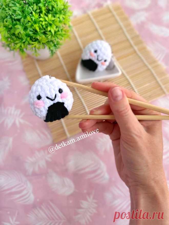 PDF Онигири крючком. FREE crochet pattern; Аmigurumi toy patterns. Амигуруми схемы и описания на русском. Вязаные игрушки и поделки своими руками #amimore - маленькие декоративные онигири, блюдо японской кухни, еда, брелок.