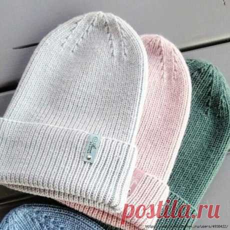 Шапочка с красивой макушкой.

Использованные материалы:
Merino extra fine от Drops 105 м/50 г, спицы 3,5 с леской 40 и 80 см.
Я напишу, как вяжу я, а вы, учитывая свою плотность, другой размер или пряжу, можете использовать лишь алгоритм вязания. На мою шапочку уходит около 2х мотков
(в одну нитку).

Мой размер 56-58.

На круговые спицы 3,5 набрать 121 петлю. Замкнуть вязание в круг. На спицах 120 петель. Затем необходимо развернуть спицы изнаночной стороной к себе, придер...