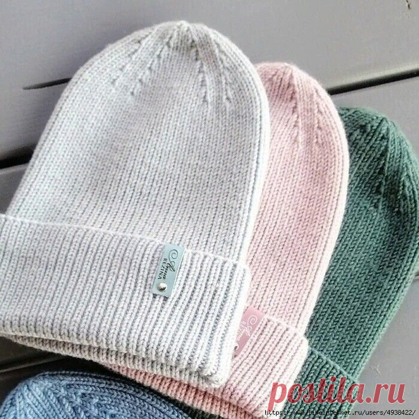 Шапочка с красивой макушкой.

Использованные материалы:
Merino extra fine от Drops 105 м/50 г, спицы 3,5 с леской 40 и 80 см.
Я напишу, как вяжу я, а вы, учитывая свою плотность, другой размер или пряжу, можете использовать лишь алгоритм вязания. На мою шапочку уходит около 2х мотков
(в одну нитку).

Мой размер 56-58.

На круговые спицы 3,5 набрать 121 петлю. Замкнуть вязание в круг. На спицах 120 петель. Затем необходимо развернуть спицы изнаночной стороной к себе, придер...
