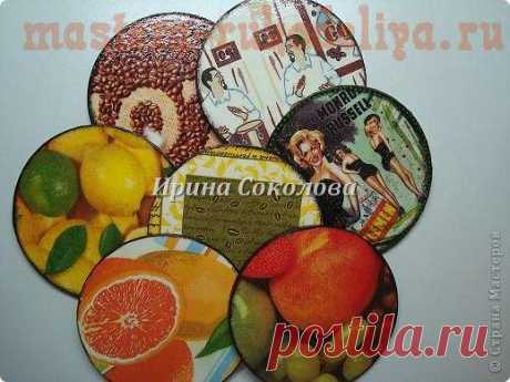 Подставки под чашки из CD-дисков
Автор: Ирина Соколова
Блог автора
Предлагаю Вам сделать вот такие подставки из CD дисков. Многие делали тонкие подставки из одного диска, просто его декорируя, но я предлагаю сделать немного другие..…