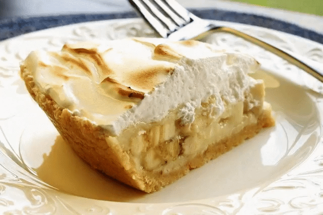 4 рецепта шарлотки.
Шарлотка с яблоками 
Ингредиенты: 
Яблоки — 750 г 
Мука — 200 г 
Яйца — 4 шт. 
Сахар — 200 г 
Ванильный сахар — 1 пакетик 
Лимонный сок — 25 мл 
Разрыхлитель — 15 г 
Сливочное масло — 20 г 
Сахарная пудра — по вкусу 
Приготовление: 
1. Яблоки тщательно промываем и очищаем, оставить желательно только сочную часть, а кожуру, семена и подножки удалить. Режем яблоки на дольки средних размеров. Сверху добавляем немного сока лимона. 
2. Четыре яйца взбиваются в отдельной доста