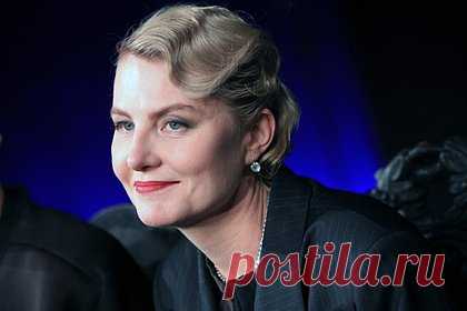Рената Литвинова вернулась в Россию. Советская и российская актриса театра и кино, кинорежиссер, сценарист Рената Литвинова впервые с весны 2022 года вернулась в Россию. «Еду к Маме на День Рождения. 85 лет. Дорога через Питер, "где еще есть адреса…"» — написала она в Telegram. Там же она опубликовала видео, снятое из салона автомобиля.