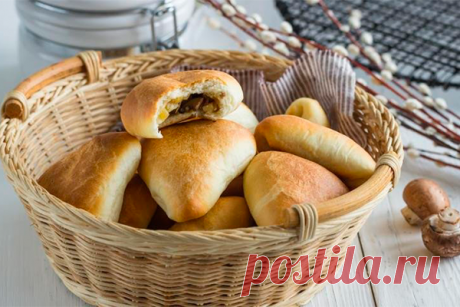 Постные пирожки с картошкой и грибами. Муж и дети обожают! Ингредиенты:

Для теста:

 	Мука — 3 стакана
 	Сухие активные дрожжи — 1 ч. л.
 	Сахар — 2 ст. л.
 	Вода — 1 стакана
 	Масло оливковое — 3/4 стак.
 	Соль — 1/2 ч. л.

Для начинки:

 	Картофель — 4 шт.
 	Грибы — 300 г
 	Чеснок — 2 зубчика
 	Лук репчатый — 2 шт.
 	Оливковое масло — по