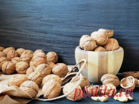 Walnuts. Photos with whole walnuts and walnut kernels