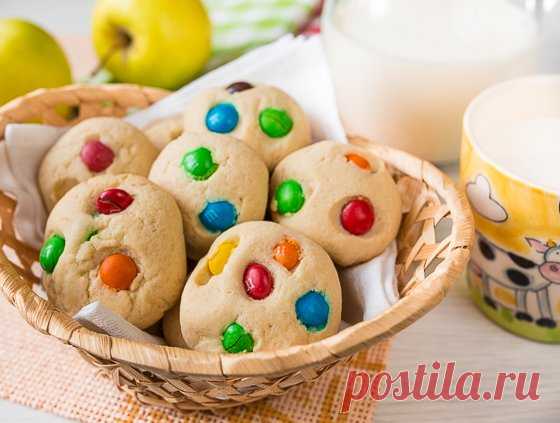 Печенье с M&M’s на Вкусном Блоге Это хулиганское цветастое печенье наверняка понравится детям. Хотя, как показал опыт, некоторые взрослые тоже изображают в восторг при виде этой пестрой радости 🙂 А может, они не такие уж и взрослые? 😉 Если вы не хотите класть в печенье M&M’s, просто нарубите крупно шоколадку – темную или молочную, на свой…
