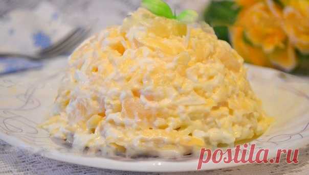 Салат с ананасами, сыром и чесноком