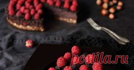 Сурова Шоколадова торта с домашна Нутела и малини / Raw Chocolate Cake with Homemade Nutella and Raspberries