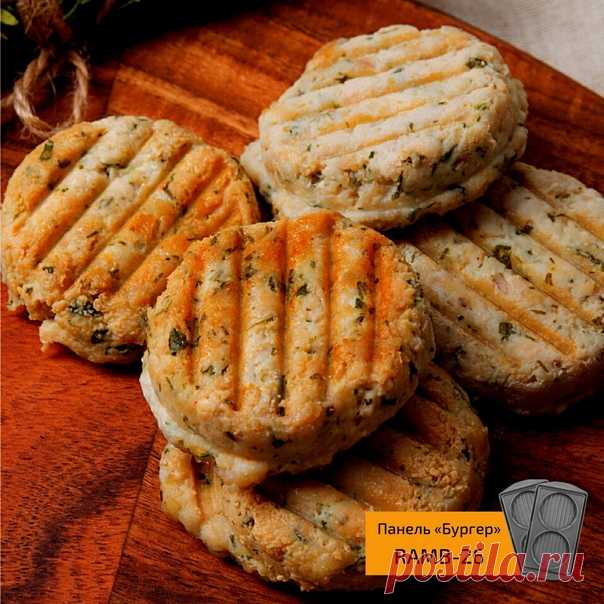 Приготовим на ужин аппетитные куриные котлетки в Мультипекаре?
Перед их вкусом никто не устоит! 

Понадобится:
■ Фарш куриный 700 г
■ Яйцо куриное 1 шт.
■ Зелень 2 г
■ Масло растительное 30 мл
■ Соль
■ Специи

1. Зелень измельчить. В фарш добавить яйцо, зелень и специи, перемешать. Сформировать из фарша небольшие шарики.
2. Установить панели «Бургер». Включить Мультипекарь, закрыть крышку. Когда загорится зелёный индикатор, открыть крышку, смазать панели растительным масло...