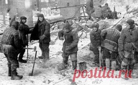 Послевоенная резня в сталинских лагерях После смерти вождя народов в 1953 году систему сталинских лагерей сотрясла череда восстаний и забастовок заключённых. Восстания заключенных в Кенгире, Экибастузе, Воркуте и Норильске показали советской власти необходимость постепенного расформирования лагерей. Но ГУЛАГ стало лихорадить гораздо раньше – с 1945 года в нём началась настоящая резня, в ходе которой погибло множество заключённых, а порой и сотрудники МВД. Причины бойни был...