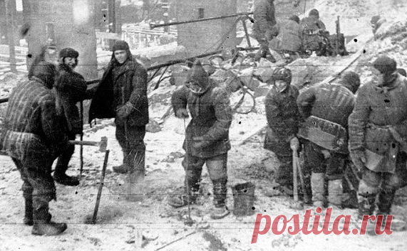 Послевоенная резня в сталинских лагерях После смерти вождя народов в 1953 году систему сталинских лагерей сотрясла череда восстаний и забастовок заключённых. Восстания заключенных в Кенгире, Экибастузе, Воркуте и Норильске показали советской власти необходимость постепенного расформирования лагерей. Но ГУЛАГ стало лихорадить гораздо раньше – с 1945 года в нём началась настоящая резня, в ходе которой погибло множество заключённых, а порой и сотрудники МВД. Причины бойни был...