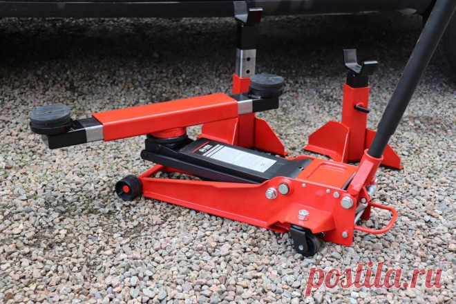 Стойки для безопасного обслуживания автомобиля Такие стойки пригодятся тем автолюбителям, которые обслуживают свой автомобиль самостоятельно. Это приспособление позволяет освободить домкрат и спокойно заниматься ремонтом подвески, трансмиссии и т.д. Можно поднять полностью одну сторону или переднюю/ заднюю части. Приспособление мастер делал