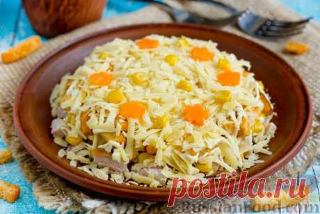 Рецепт: Слоёный салат с копчёной курицей и кукурузой на RussianFood.com