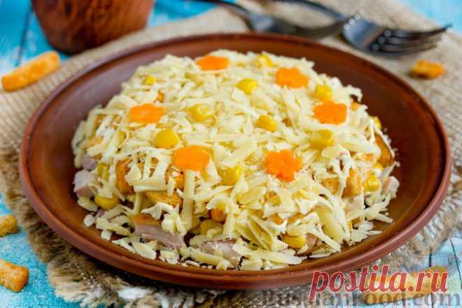 Рецепт: Слоёный салат с копчёной курицей и кукурузой на RussianFood.com