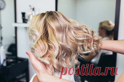 Назван самый модный цвет волос лета 2023 года. Модные редакторы Glamour назвали самый модный цвет волос лета 2023 года. Речь идет о светлом окрашивании Barbie blonde («Блонд Барби»), которое подразумевает теплые оттенки. Популярность данного окрашивания связывают со скорым выходом фильма «Барби» с актрисой Марго Робби в главной роли.