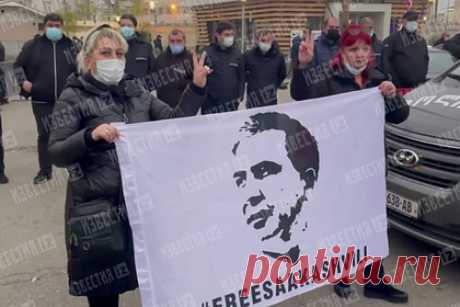 Протест в поддержку Саакашвили попал на видео. Издание «Известия» получило видео, на которое попал крупный протест у тюрьмы грузинского города Рустави, где в настоящий момент содержится экс-президент Грузии Михаил Саакашвили. На кадрах видно, что многие митингующие стоят с флагами Грузии. Некоторые пришли с плакатами.