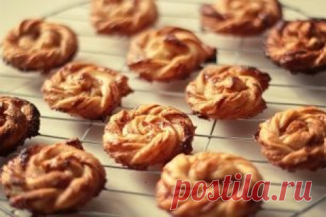 СЛОЙКИ-УЛИТКИ СО СГУЩЕНКОЙ
Быстрая, удобная выпечка с карамельным вкусом из готовых продуктов.
Ингредиенты:
Тесто слоёное     275 г
Молоко сгущенное (вареное) 3-4 ст.л.
Сахар коричневый (для посыпки )     1 ст.л.
Молоко (смазка) 2 ст.л.
Приготовление:
Нагрейте духовку до 200ºC. Противень застелите бумагой для выпечки. Размороженное мягкое слоеное тесто раскатайте до 2-3 мм толщиной. 
Тонким слоем нанесите по всей поверхности сгущенку. Острым ножом разрежьте тесто на полоски примерно в 3 см