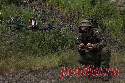 Российские военные раскрыли тактику беспилотников ВСУ. Российские военные смогли раскрыть тактику дронов-камикадзе Вооруженных сил Украины. В этом им помог видеосигнал, который они перехватили на частотах, используемых противником, рассказал оператор FPV-дрона 200-й отдельной гвардейской мотострелковой бригады Северного флота.