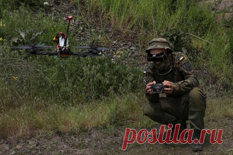 Российские военные раскрыли тактику беспилотников ВСУ. Российские военные смогли раскрыть тактику дронов-камикадзе Вооруженных сил Украины. В этом им помог видеосигнал, который они перехватили на частотах, используемых противником, рассказал оператор FPV-дрона 200-й отдельной гвардейской мотострелковой бригады Северного флота.