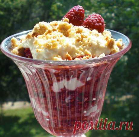 Малиновый десерт с овсяным печеньем и творогом