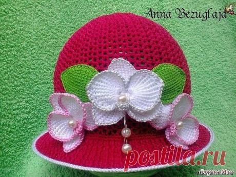 Шляпка с орхидеями. Как вязать
 
Предлагаем описание вязания летней шляпки крючком, украшенной орхидеями, связанными в технике тунисского вязания. 

Вязание шляпки:
Для вязания потребуется пряжа – YarnArt Begonia 169м/50г (расход на саму шляпку – 1 моток);
крючки – №2,1 и №2,5.
Итак,
4 в.п. замыкаем в кольцо.

1р. - 4 в.п. (3 петли подъема и 1 в.п. для арочки), 11 СН.
2р. - в каждую арочку предыдущего ряда провязываем по 2 СН, разделенных 1 в.п. Получается 12 т.н. "галочек...