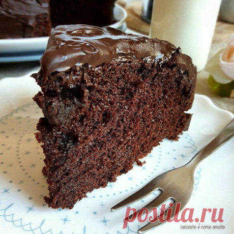 CHOCOLATE CAKE più soffice del mondo | Cucinare è come amare La chocolate cake più soffice del mondo è una torta supercioccolatosa e buonissima. Una torta sofficissima, umidissima che vi conquisterà al primo assaggio.