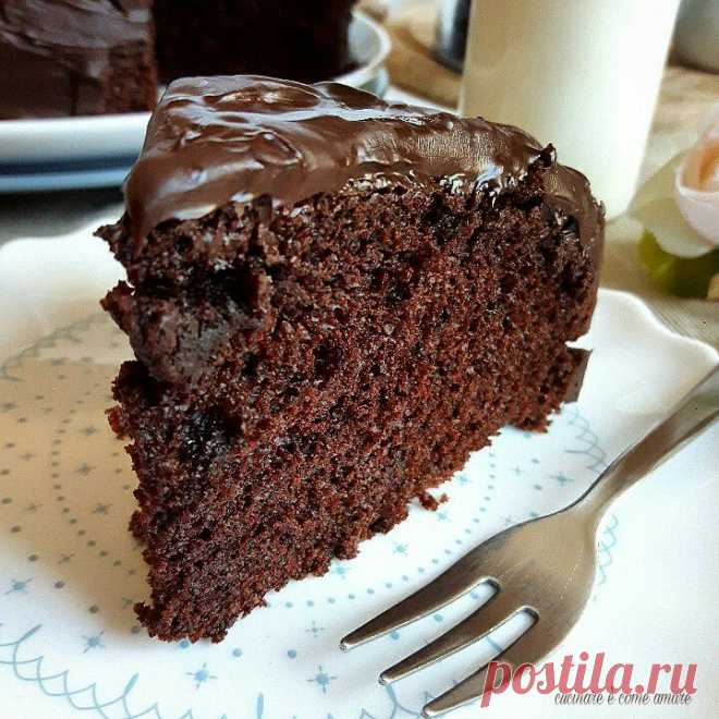 CHOCOLATE CAKE più soffice del mondo | Cucinare è come amare La chocolate cake più soffice del mondo è una torta supercioccolatosa e buonissima. Una torta sofficissima, umidissima che vi conquisterà al primo assaggio.