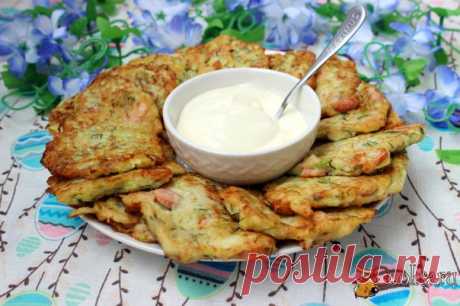 Кабачковые оладьи с сосисками Приготовила сегодня к завтраку вкусное, сытное и вполне бюджетное летнее блюдо - кабачковые оладьи с сосисками. Аппетитные оладушки в один миг были съедены моими домашними!