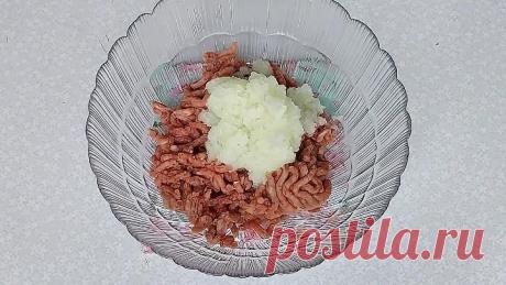 Мука, вода, фарш и вкусные чебуреки готовы