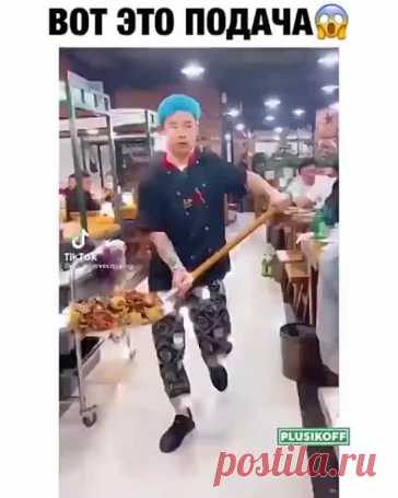 Нам принесли мясо, вкуснее которого я не ела в жизни. Оно было и жаренным и тушеным одновременно, ароматным но не забитым избытком специй. Оно таяло во рту, казалось чуть сладковатым, но с благородной кислинкой.. И мягкости необычайной…
