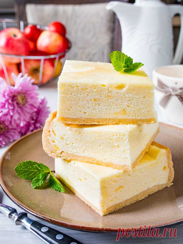 Фальшивый чизкейк на сметане на Вкусном Блоге Этот невероятно нежный пирог очень напоминает чизкейк. Но по сути им не является – никакого сыра в составе нет и в помине. Начинка готовится на основе жирной сметаны и ванильного пудинга. Дополнительную нежность ему придают взбитые белки. Обязательное условие для этого пирога (как и для всех сметанников, чизкейков и творожников)…