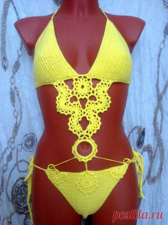 Вязаный крючком купальник монокини из хлопковой пряжи.