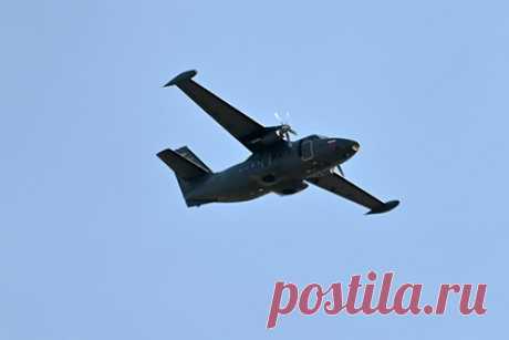 Пассажирский самолет L-410 совершил жесткую посадку под Иркутском. Пассажирский самолет L-410 совершил жесткую посадку в Иркутской области. Сообщается, что на борту воздушного судна находятся 14 человек, включая двоих членов экипажа. Авиалайнер следовал из Иркутска в населенный пункт Казачинское. По данным источника, самолет приземлился в четырех километрах от пункта назначения.