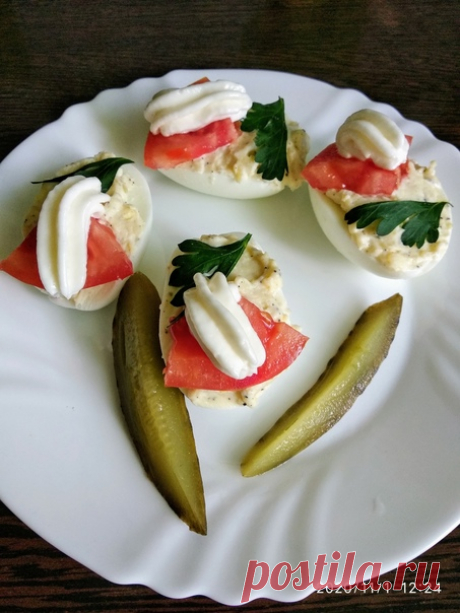 Классика жанра.
Фаршированные яйца.
Все до банальности просто, вкусно и полезно. Можно хоть на завтрак, можно и в качестве угощения подать.

Это мой сегодняшний завтрак!
Яйца отварить, разрезать пополам, желток размять вилкой. Добавить соль, перец, чеснок через пресс, домашний майонез. Все перемешать и нафаршировать половинки яиц.

Украсить на свой вкус. Можно кусочком красной рыбы, можно икрой, зеленью и т.д. Я взяла кусочек помидорки, листочек петрушки и сверху капельку ...