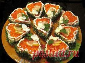 ТОП - 6 самых красивых и вкусных закусок 
1.Сырная закуска на чипсах
Ингредиенты:
● 100 г сыра
● 300 г помидоров
● Зелень по вкусу
● 2 зубчика чеснока
● Майонез
● Картофельные чипсы (широкие)
● Маслины и оливки (для украшения)
Приготовление:
1. Помидоры мелко нарезать. Если помидоры очень сочные, сок слить.
2. Зелень мелко нарезать.
3. Сыр натереть на мелкой терке.
4. Смешать сыр, помидоры, зелень.
5. Добавить выдавленный через чеснокодавку чеснок.
6. Добавить майонез, перемешать.
7. Получе