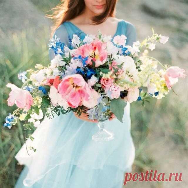 - «Кто ты, моя неизменная Гостья?» 
И прозвучало в ответ: 
- «Я – Душа. 
Я - твои зёрна, твой взор и колосья, 
Я и Служанка, и Госпожа. 
Я – твоё горе, и я – твоя радость. 
Счастье твоё, торжество и покой. 
И, наконец, я та самая малость, 
Та, что себя называет тобой. 
Я пламенею от вдохновенья, 
И затихаю от смеха и слёз. 
Чую далёких миров дуновенье, 
Таю на дне искушений и грёз. 
…Кто я такая? 
Твоё отраженье. 
То, что сокрыто от всех в глубине. 
Перед людьми - я твоё о...