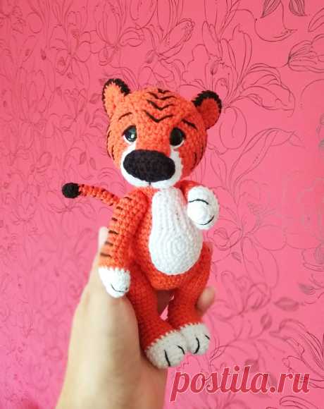 PDF Тигрёнок Мартин крючком. FREE crochet pattern; Аmigurumi animal patterns. Амигуруми схемы и описания на русском. Вязаные игрушки и поделки своими руками #amimore - тигр, тигрёнок, тигрята, котик, кот, котенок.