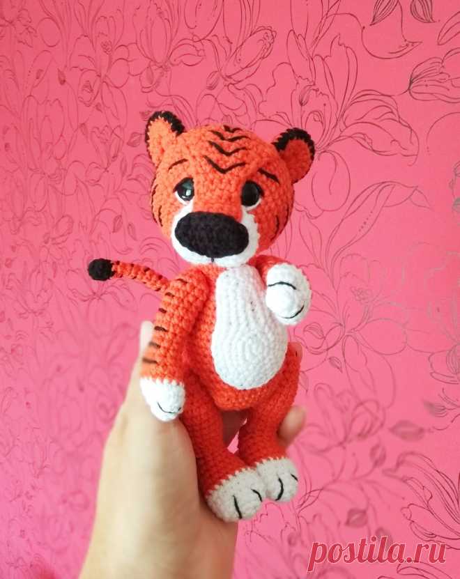 PDF Тигрёнок Мартин крючком. FREE crochet pattern; Аmigurumi animal patterns. Амигуруми схемы и описания на русском. Вязаные игрушки и поделки своими руками #amimore - тигр, тигрёнок, тигрята, котик, кот, котенок.